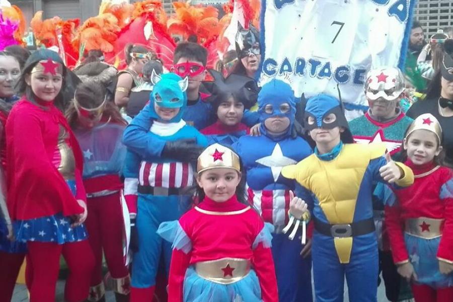 Fotografía de personas disfrazadas de carnaval con pancarta de APANDA