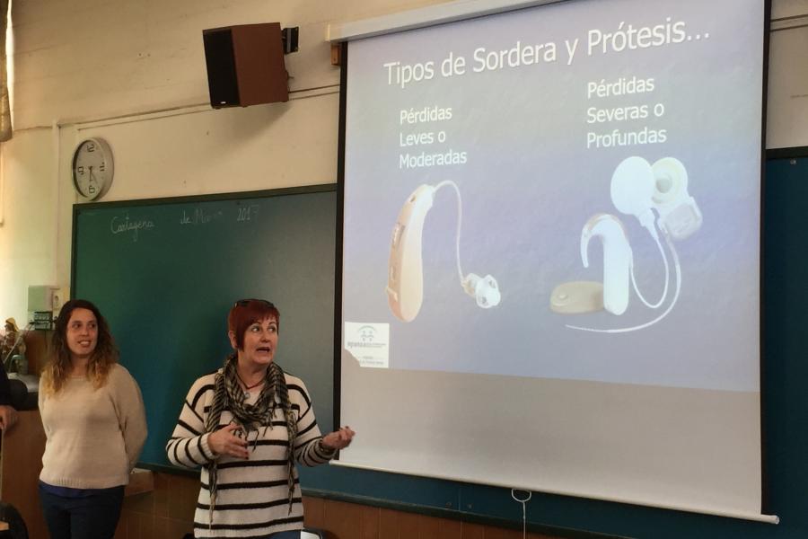 Fotografía de charla sobre prótesis auditivas