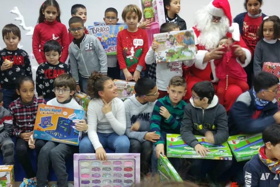 Fotografía de niños recibiendo regalos en APANDA