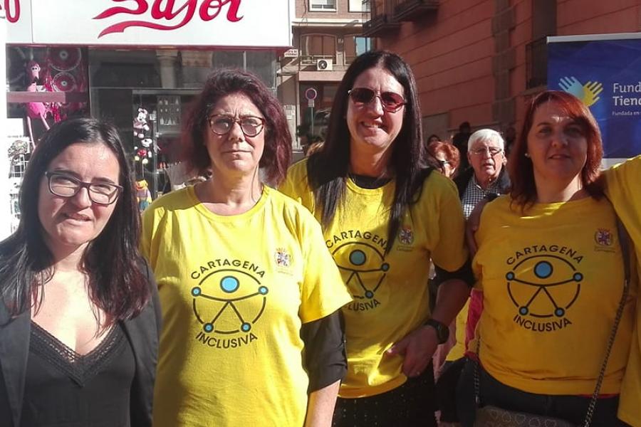 Fotografía de grupo APANDA con camisetas "Cartagena Inclusiva"