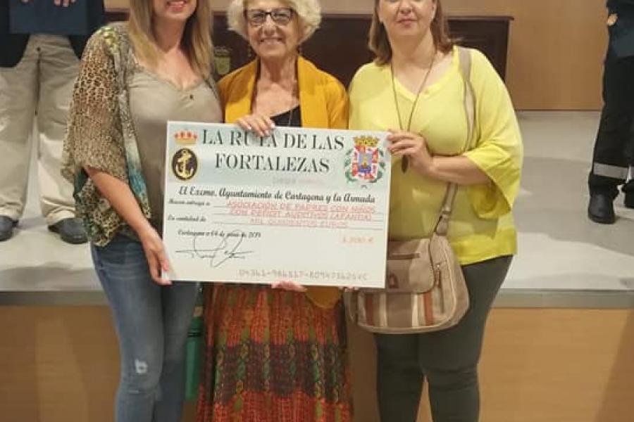 Fotografía de recepción de donativo por parte del Ayuntamiento de Cartagena y La Armada