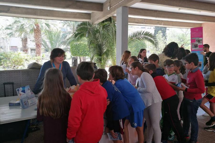 Fotografía del stand de APANDA en las Jornadas Diversidad (Colegio Maristas)