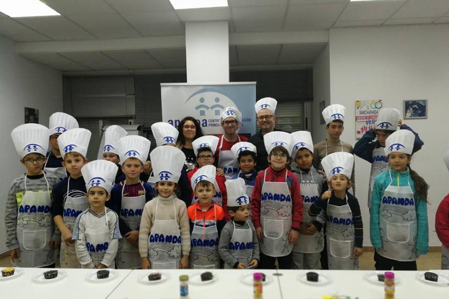 Fotografía de niños en clase de repostería